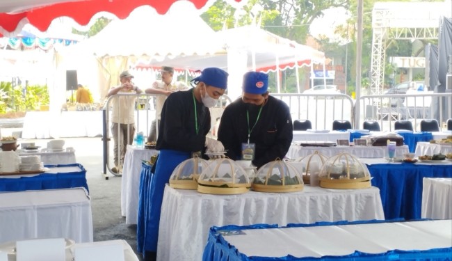 Salah satu peserta yang sedang menyiapkan sajian olehan tempe, ikan nila dan bunga telang pada Lomba Cipta Rasa khas Kota Malang (foto: Hendra Saputra/JatimTIMES)