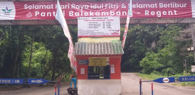 Tarif berwisata ke Pantai Balekambang yang terpampang di loket pintu masuk. (Foto: For JatimTIMES)