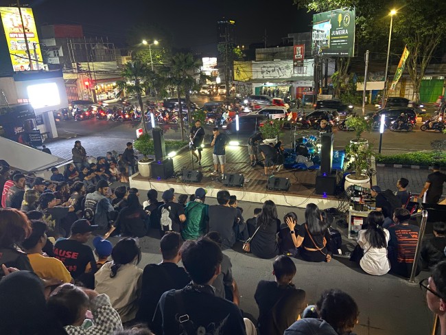 Antusias tinggi penonton pada event Mbois Noise volume I (foto: Hendra Saputra/JatimTIMES)