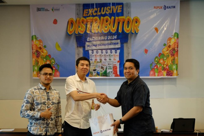 Pimpinan Wilayah Timur Pupuk Kaltim memberikan hadiah kepada distributor. (Foto: istimewa)