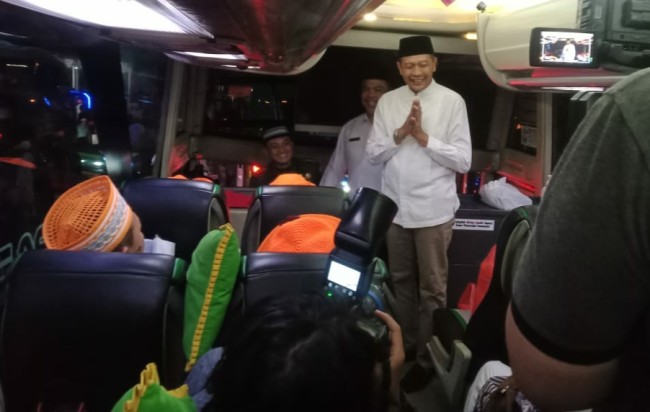 Pj Wali Kota Malang Wahyu Hidayat menyapa CJH di dalam bus sebelum keberangkatan.(foto: istimewa).