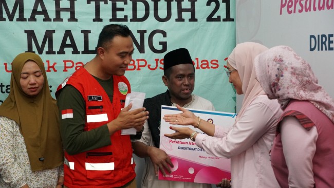 Pemberian simbolis bantuan uang tunai ke koordinator Rumah Teduh Malang. (Foto: istimewa)