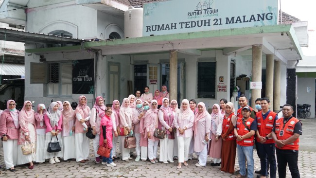 Foto bersama tim  Persatuan Istri Karyawan Karyawati (PIKK) Direktorat Distribusi PT PLN bersama kooedinator Rumah Singgah 21 Malang. (Foto: istimewa)