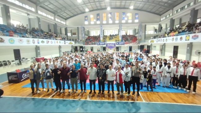 Foto bersama peserta Kejuaraan Taekwondo Piala Pj Wali Kota Malang 2024 (foto: Hendra Saputra/JatimTIMES)