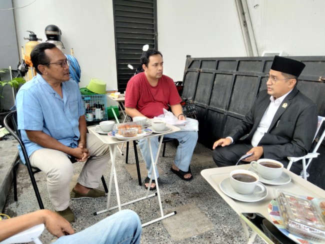 Sekretaris Komisi D Ahmad Fuad Rahman berdialog menerima keluhan warga Sigura-gura Residence.(Foto: Riski Wijaya/MalangTIMES).