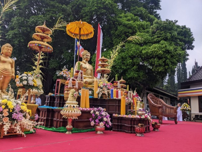 Dekorasi Vihara Dhammadipa Arama untuk Waisak.